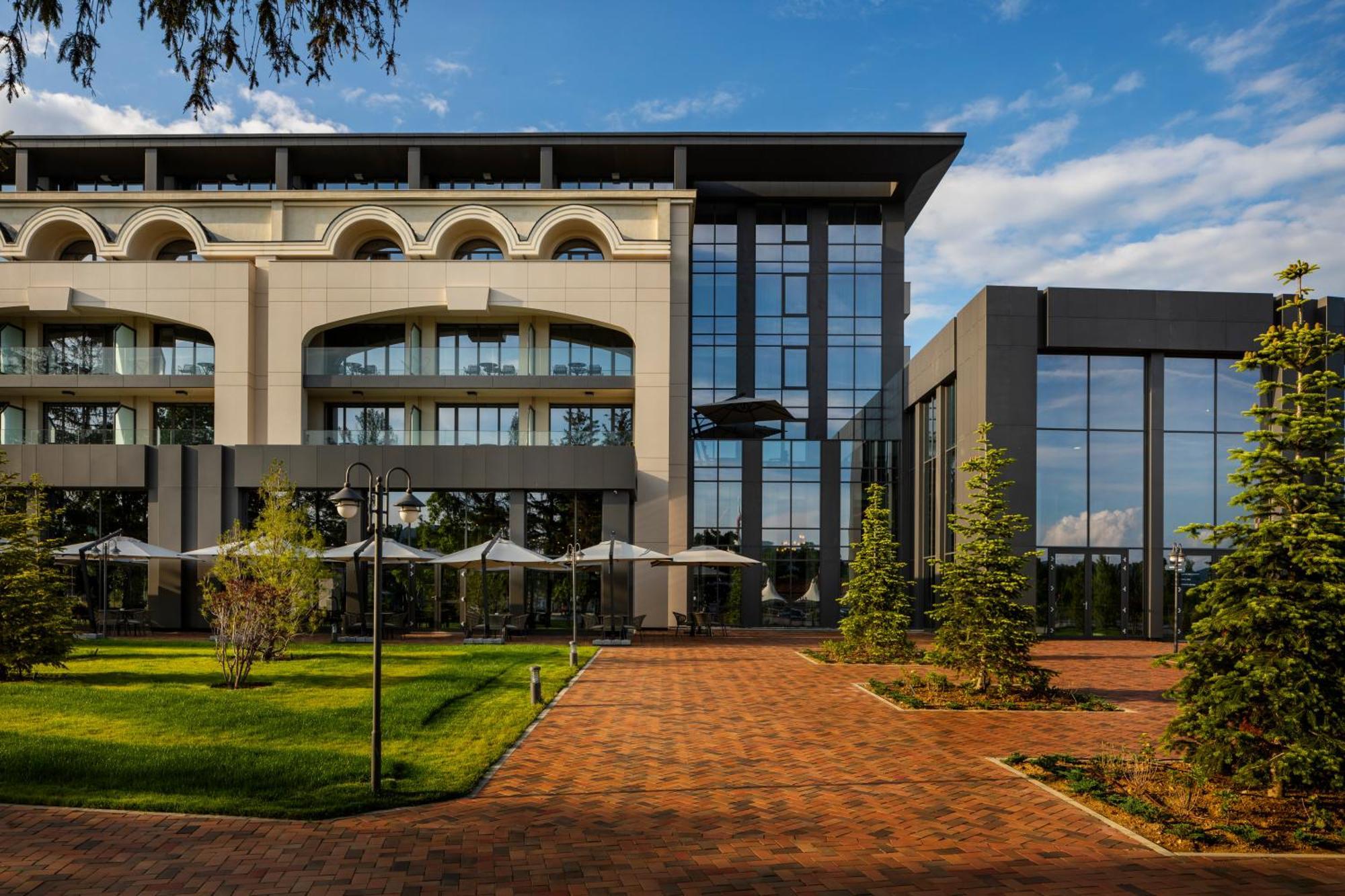 Kings' Valley Medical & Spa Hotel Kazanlak Exterior photo The main building of the university