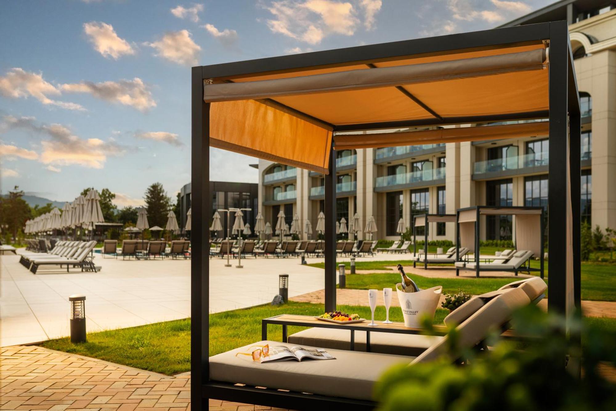 Kings' Valley Medical & Spa Hotel Kazanlak Exterior photo The swimming pool at the hotel