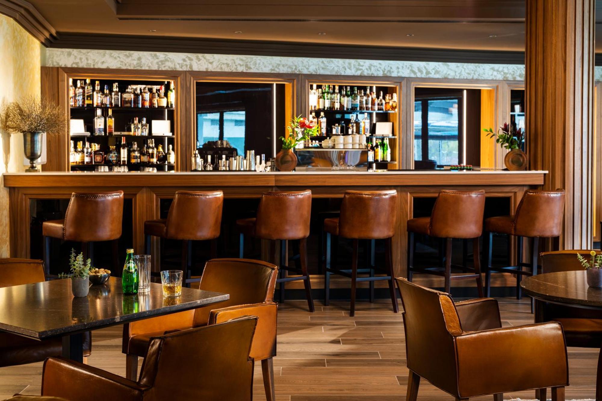 Kings' Valley Medical & Spa Hotel Kazanlak Exterior photo The bar at the London Edition